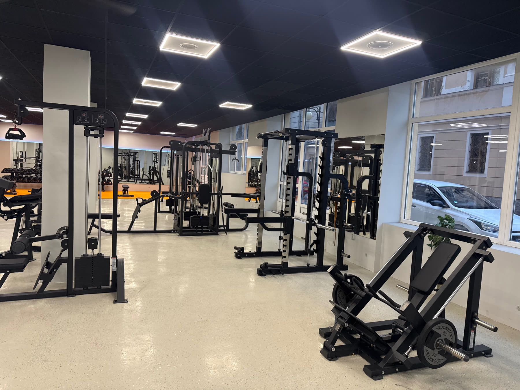 Silová zóna METAGYM Kutná Hora – rack, multipress a leg press