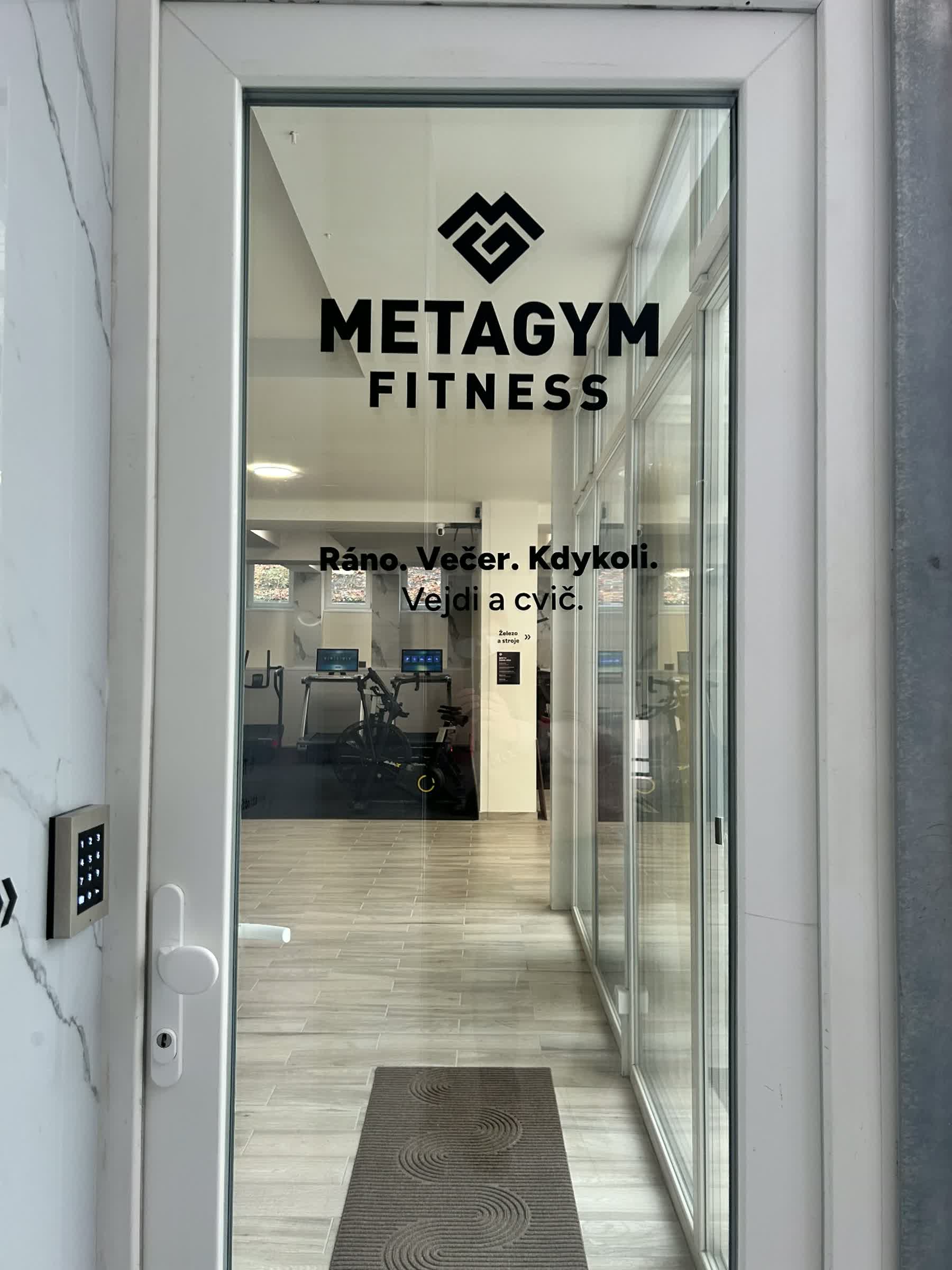 Vstup do METAGYM Nusle s klávesnicí na PIN