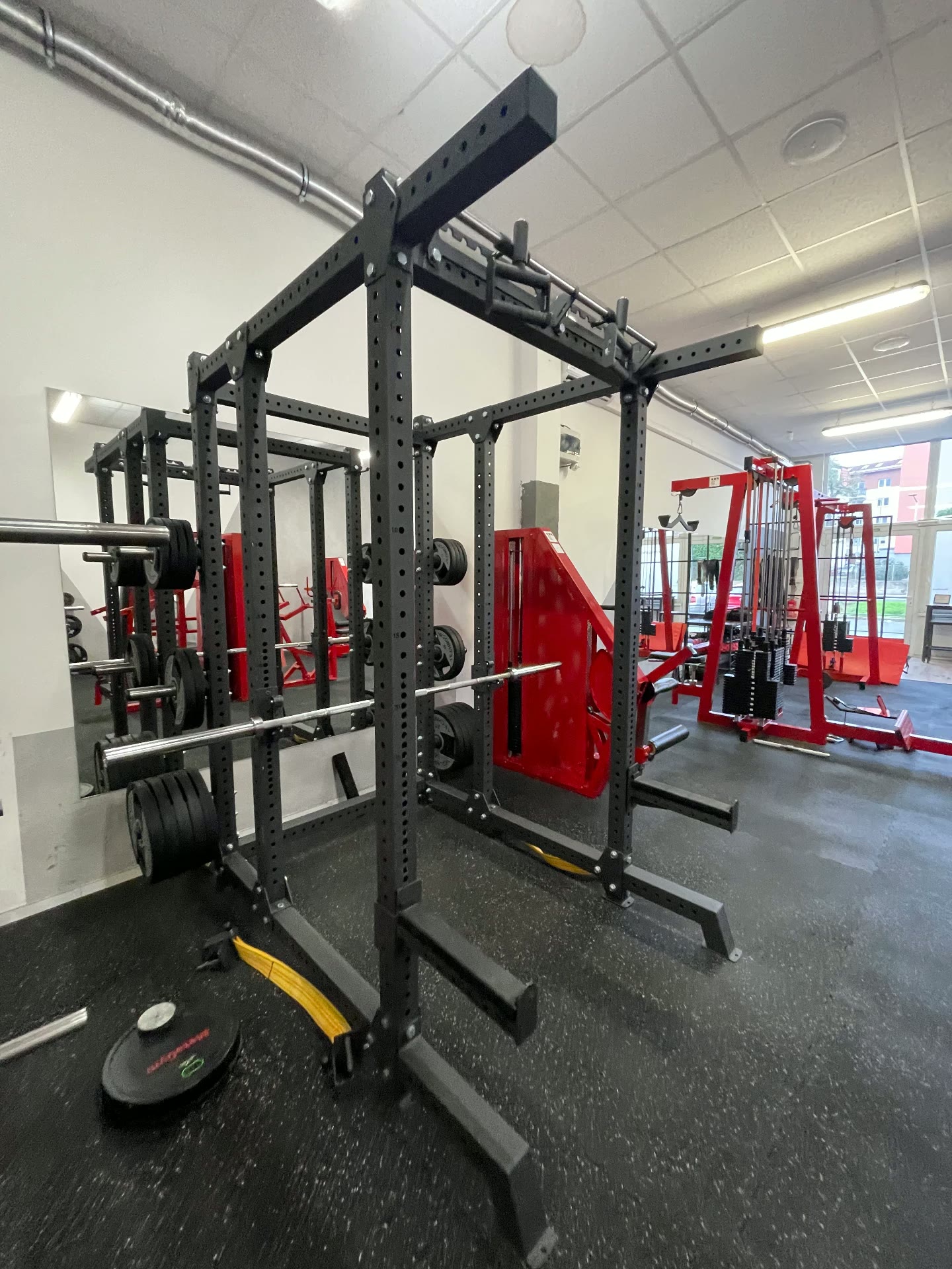 Squat rack a stroje v METAGYM Radotín